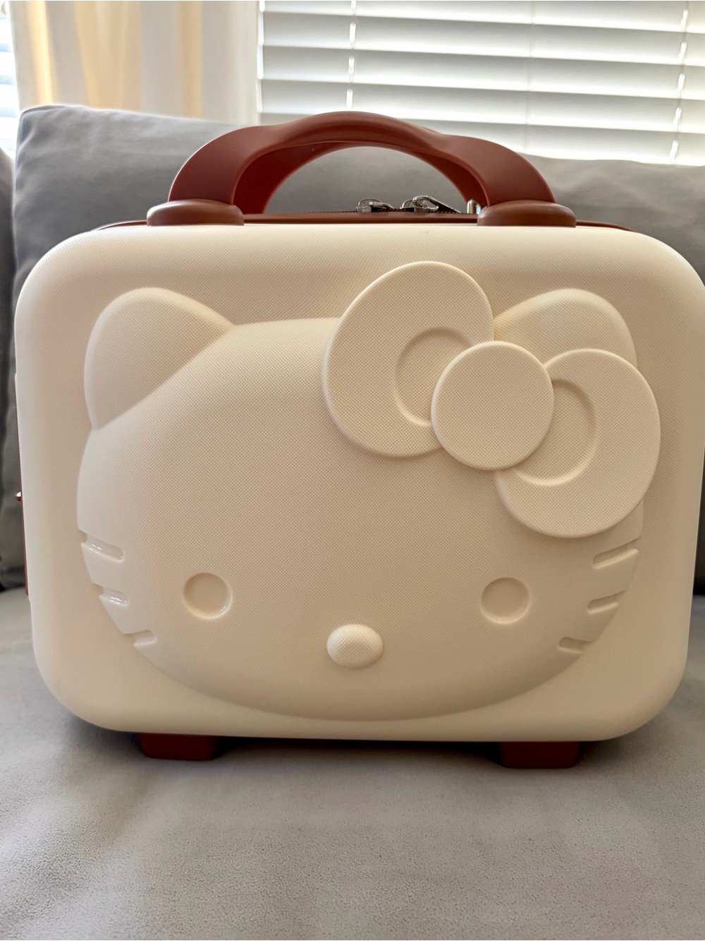 Hello Kitty Cream Locking Travel / Cosmetic Case with Brown Handle and Feet